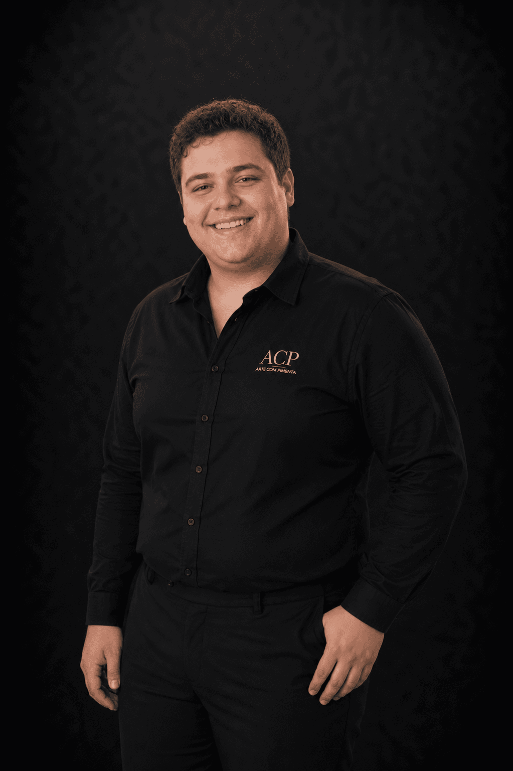 Retrato de Caio, agente de SEO, pSEO, AEO & Autoridade Digital da Arte com Pimenta.